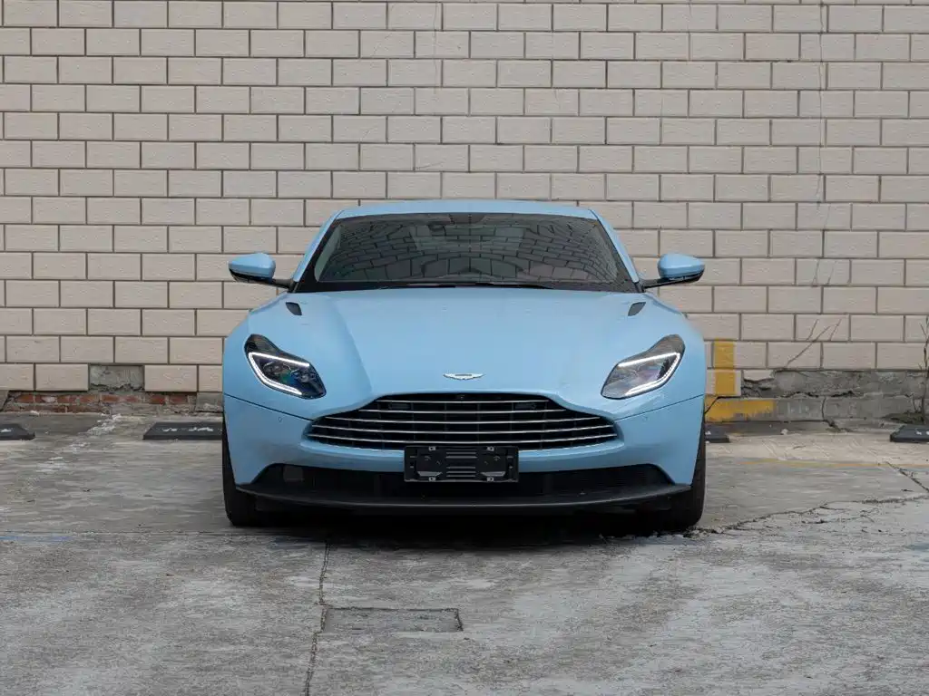 Фото 2 - Aston Martin DB11
