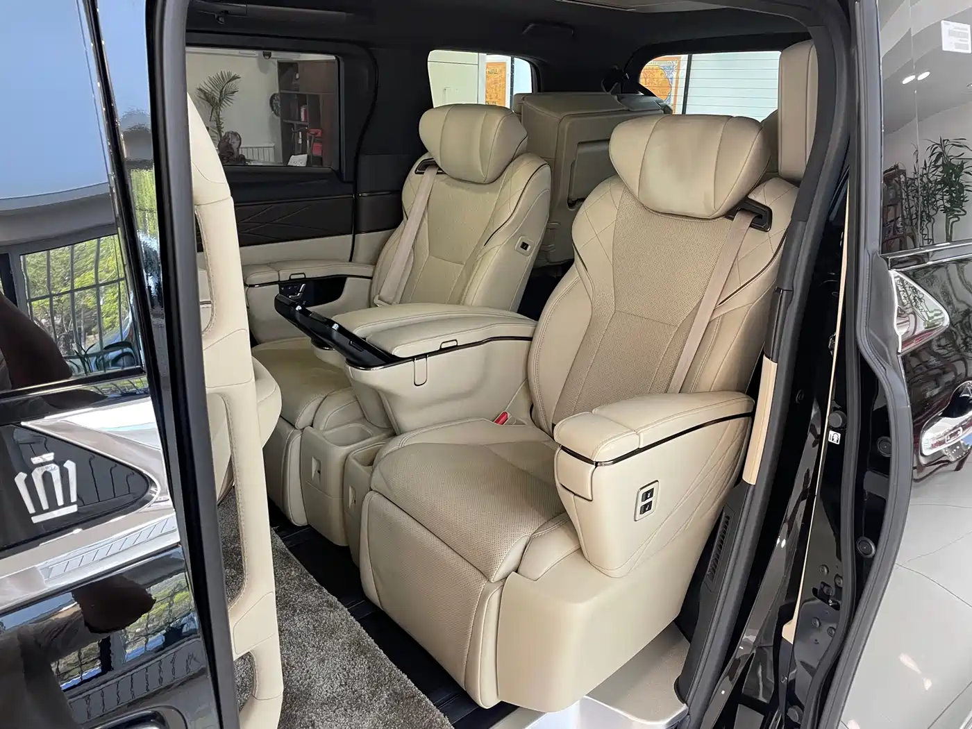 Toyota Vellfire 2024 Crown Hybrid 2.5L Executive Premium Edition фото 13