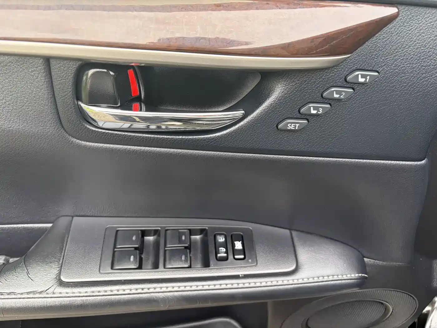 Photo 16 - Lexus ES