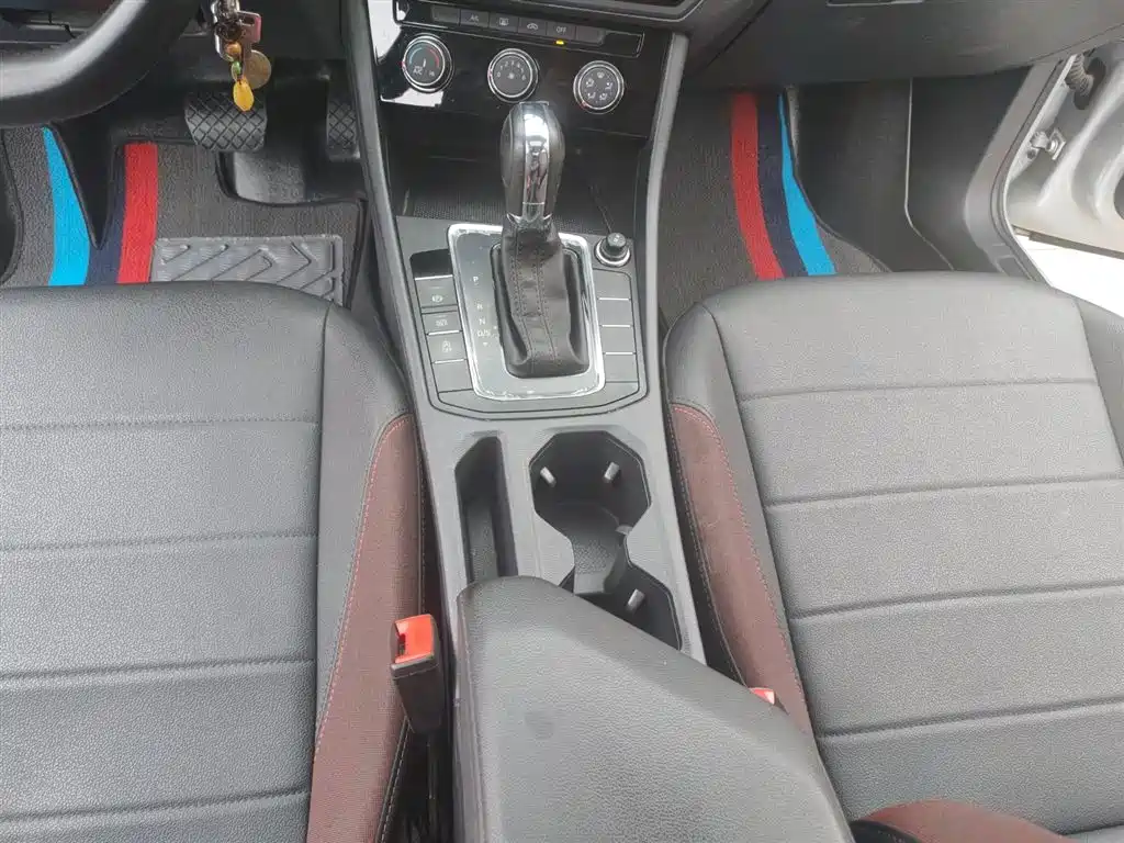 VOLKSWAGEN BORA