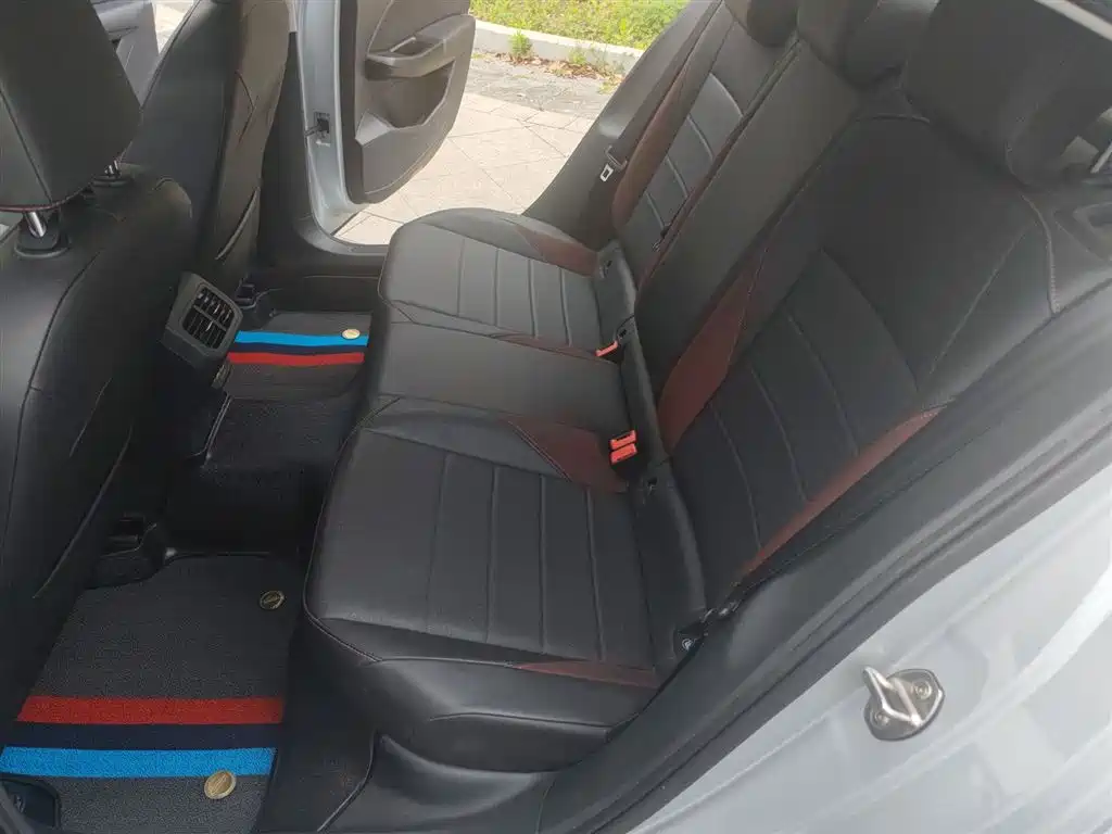 VOLKSWAGEN BORA