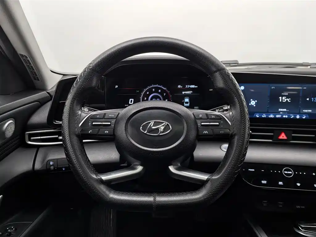 Hyundai Elantra 2022 1.5L CVT LUX Premium Edition фото 11