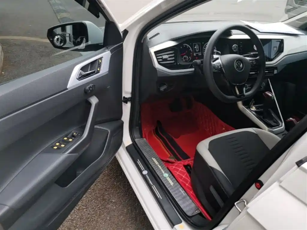 VOLKSWAGEN POLO