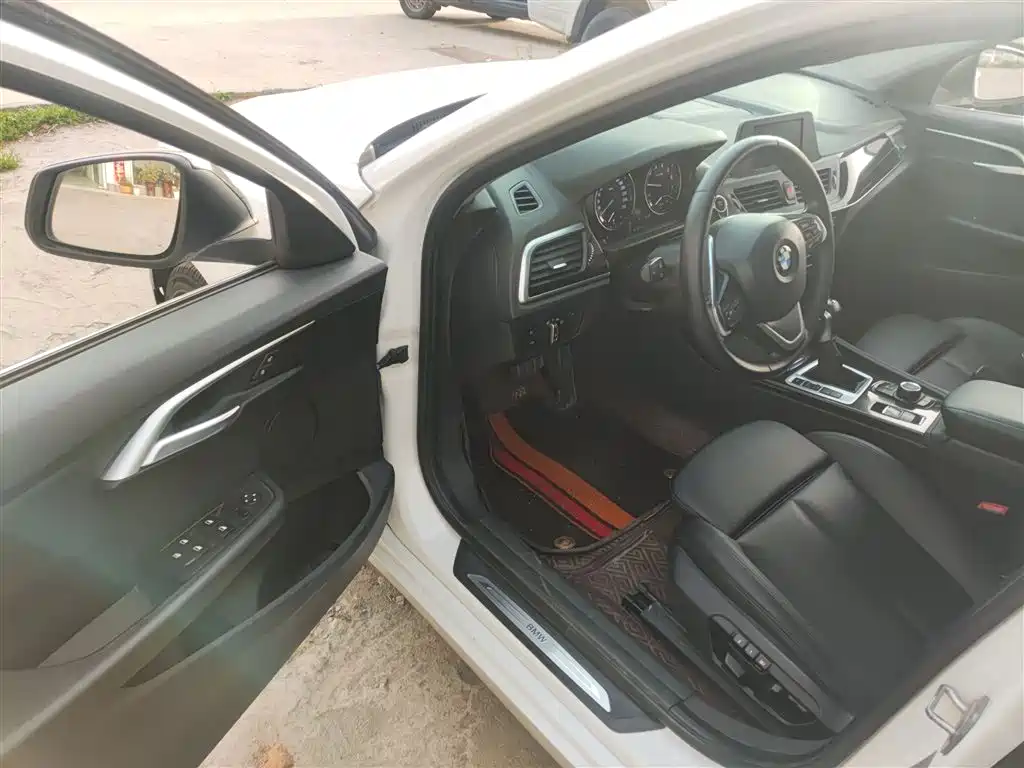 BMW 1 Series 2018 118i Sport Edition фото 16