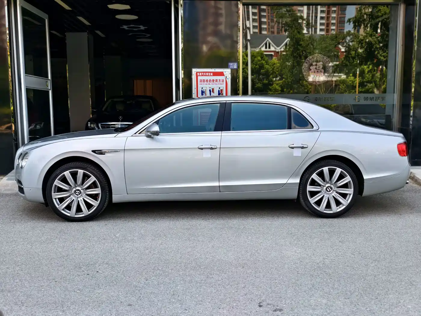 Фото 25 - Bentley Flying Spur