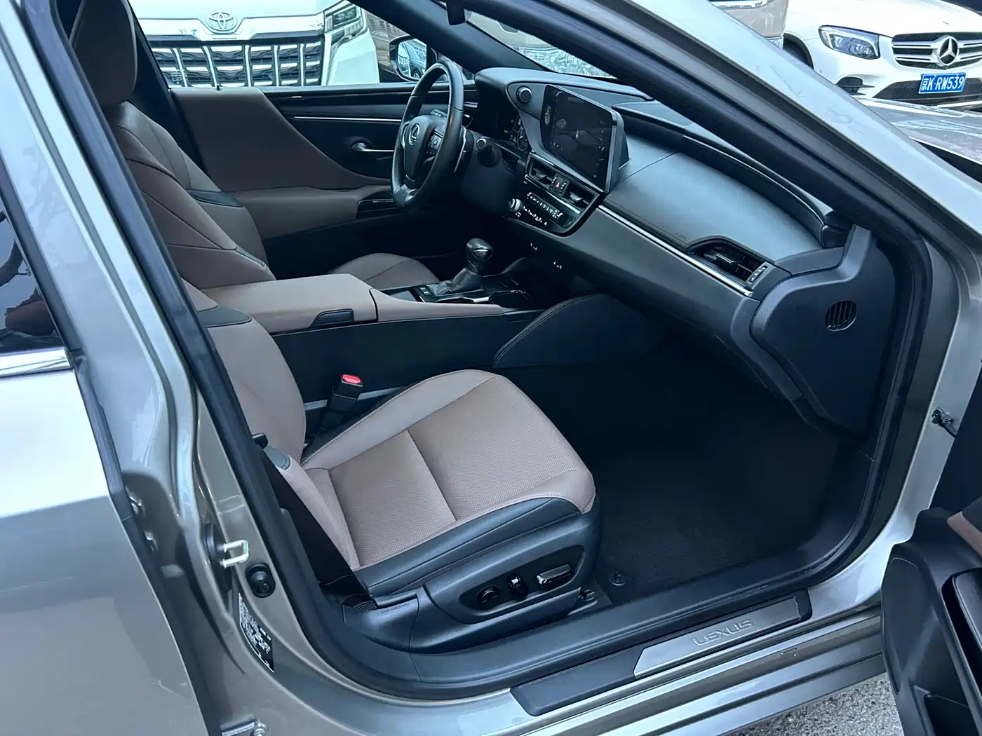 Lexus ES 2022 300h Ultimate Edition фото 12