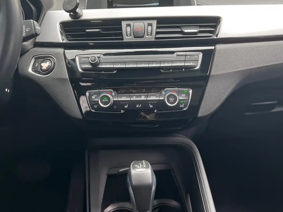 BMW X1 2016 sDrive18Li Premium Model фото 14