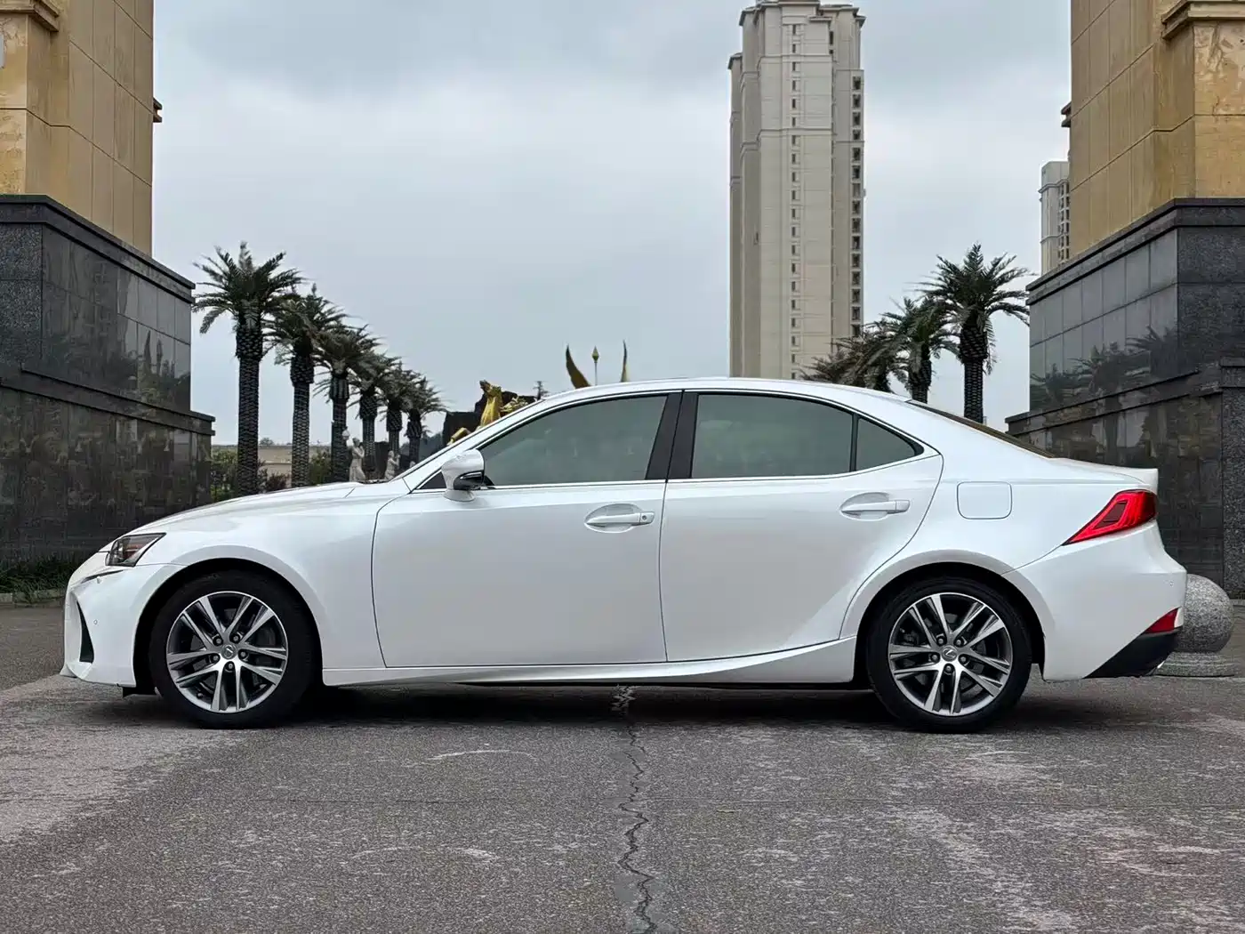 Lexus IS 2017 300 Leading Edition фото 2