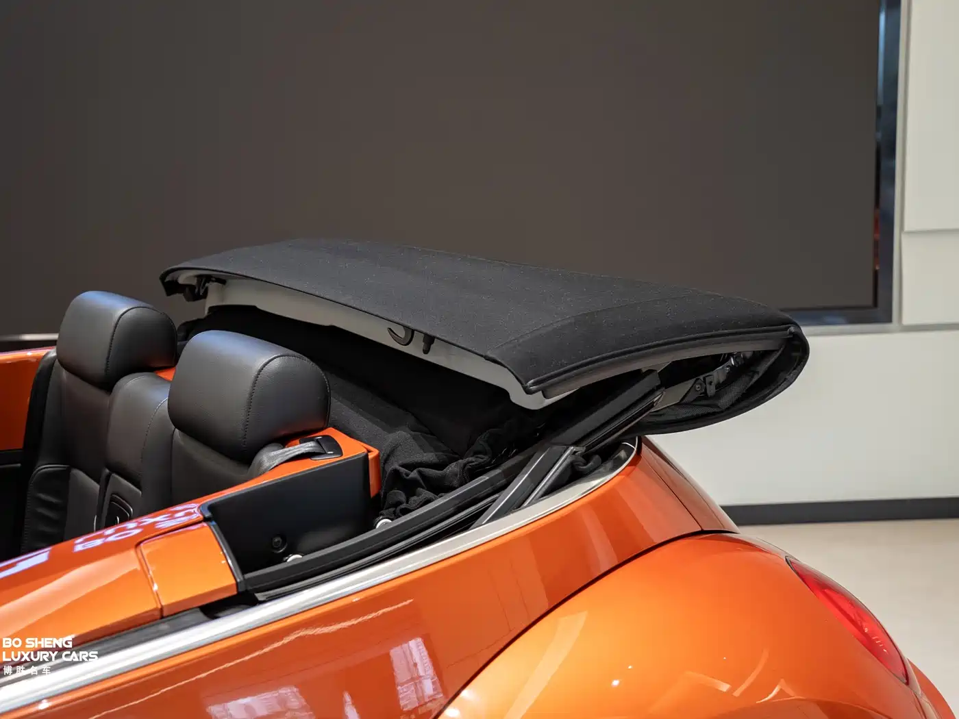 Volkswagen Beetle 2010 Model 2.0 BlackOrange Convertible Luxury Edition фото 16