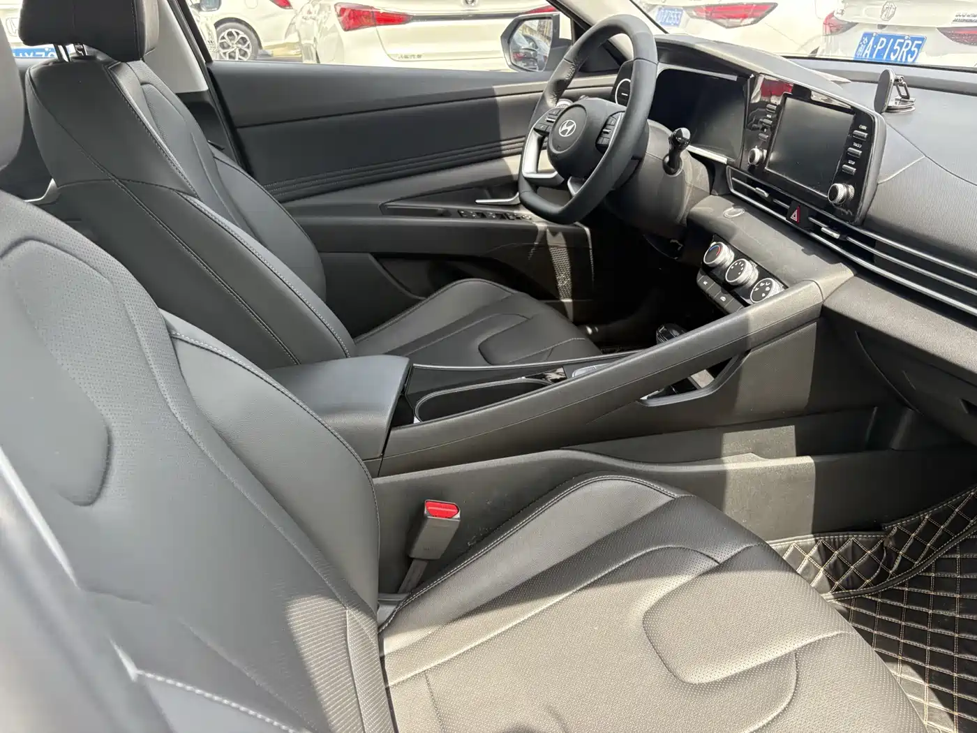 Hyundai Elantra 2023 Model 1.5L CVT LUX Premium Edition фото 5