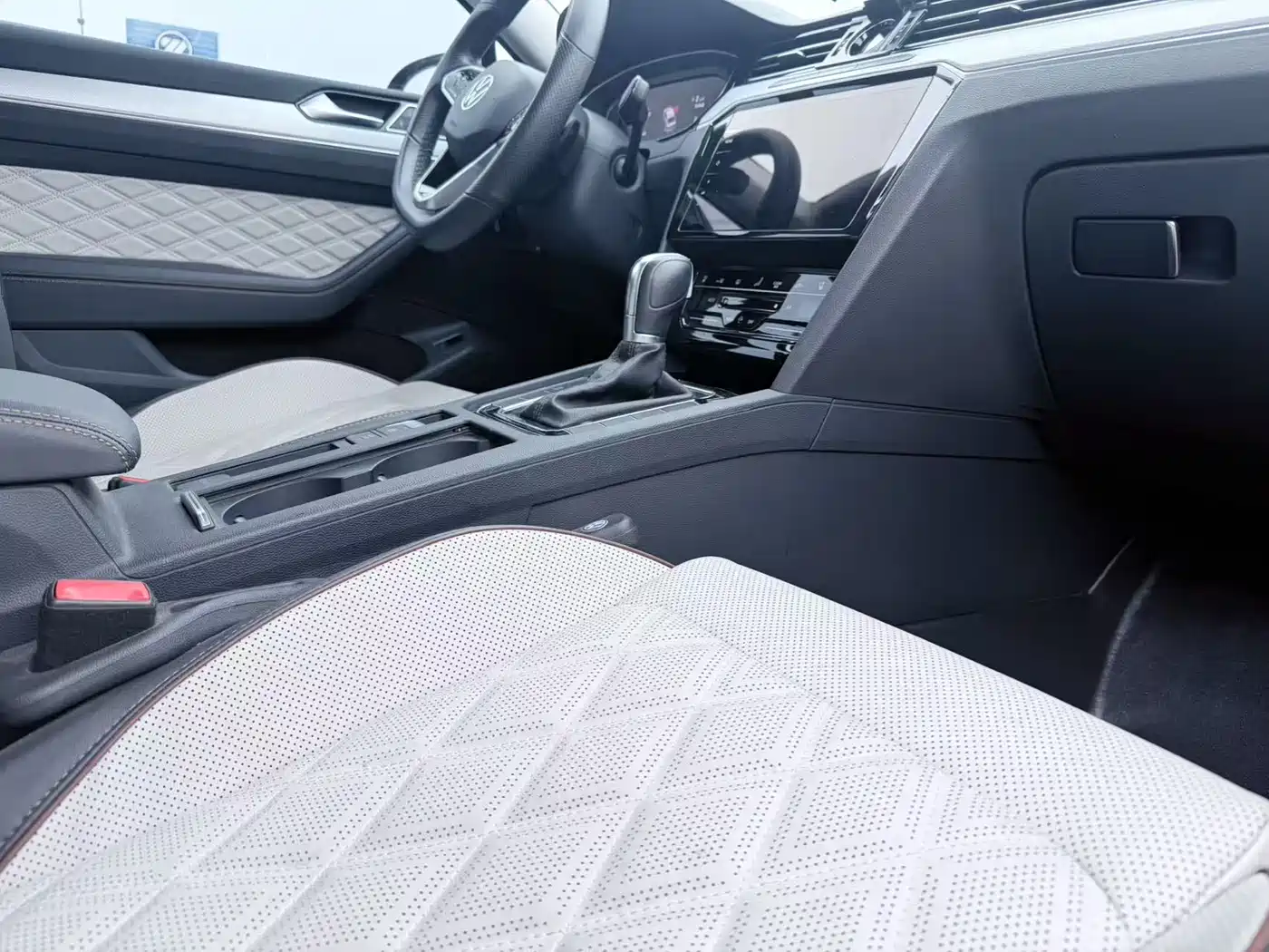 Volkswagen Magotan 2023 Model 2 Million Commemorative Edition 330TSI DSG Luxury фото 6
