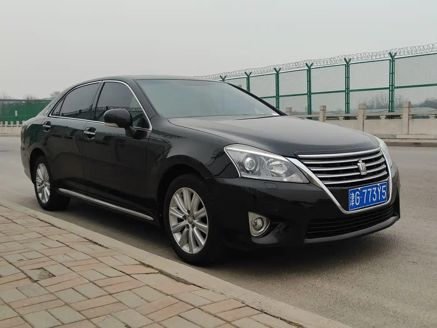 Toyota Crown 2012 2.5L Royal Saloon фото 3