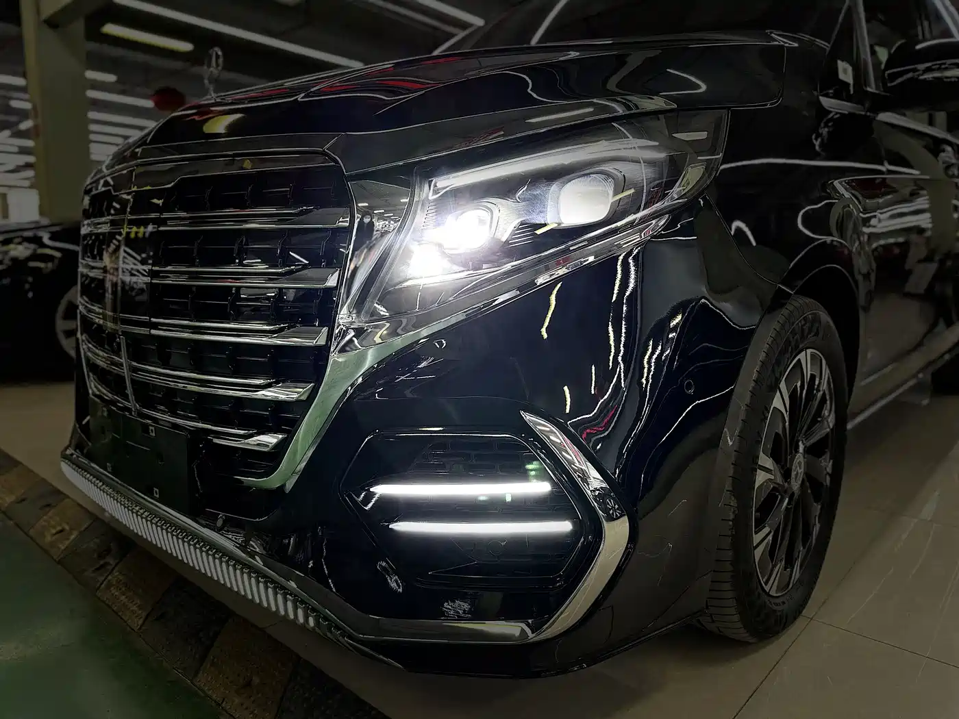 Mercedes-Benz V-Class 2024 V 300 L Long Wheelbase Premium фото 21