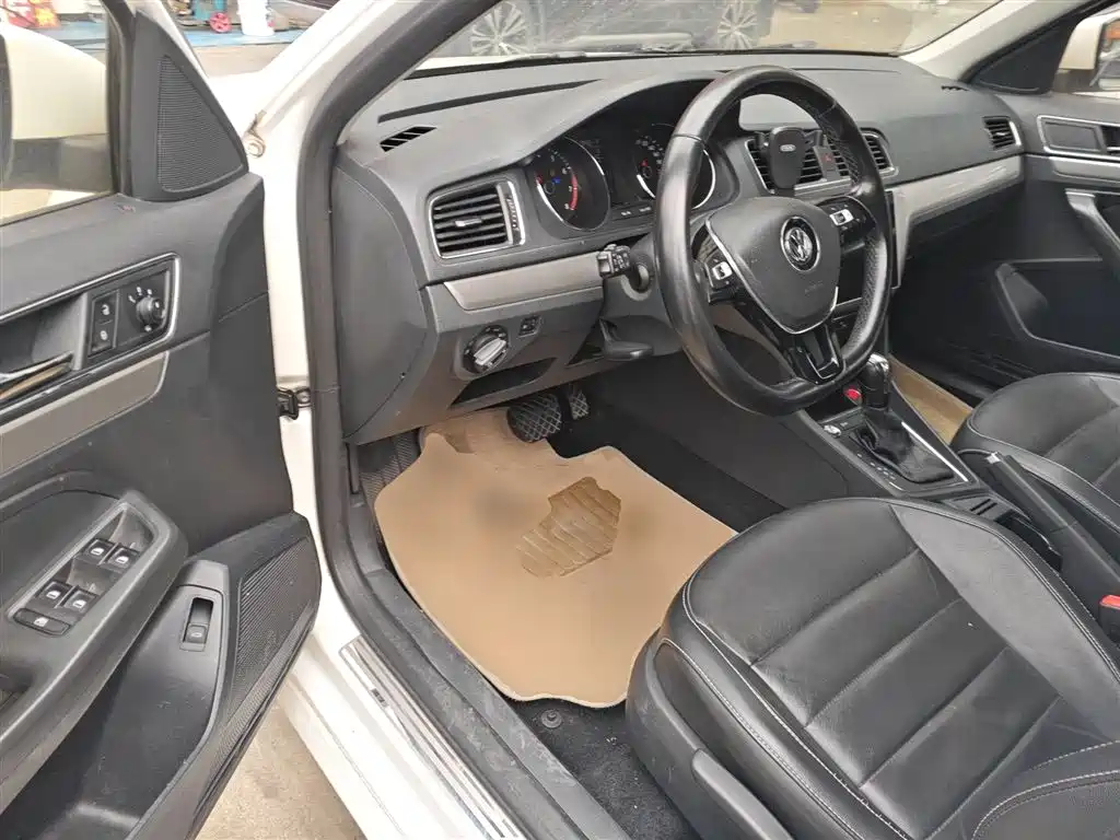 Volkswagen Lavida 2017 1.6L Automatic Comfort Edition фото 16