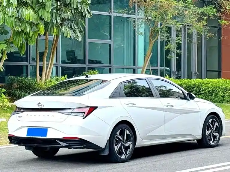 Hyundai Elantra 2021 1.5L CVT LUX Premium Edition фото 13