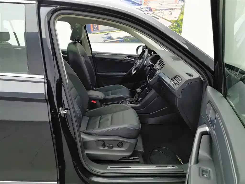 Volkswagen Tiguan L 2021 330TSI Automatic 2WD R-Line Premium фото 23