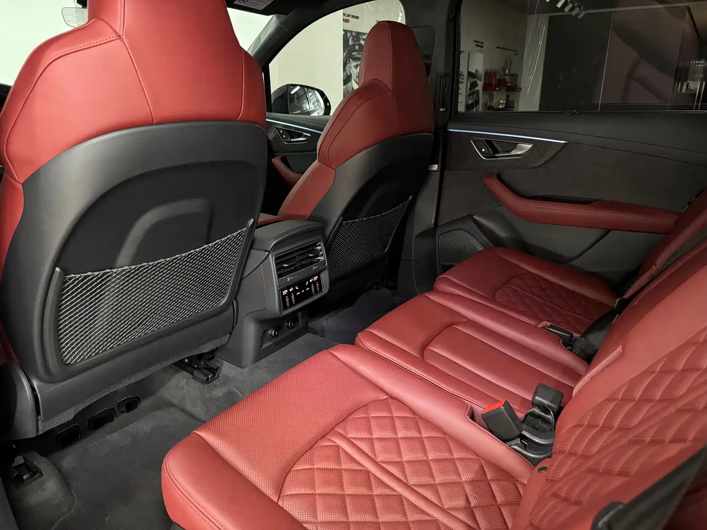 Audi SQ7 2024 4.0 TFSI Dark Knight Edition фото 7