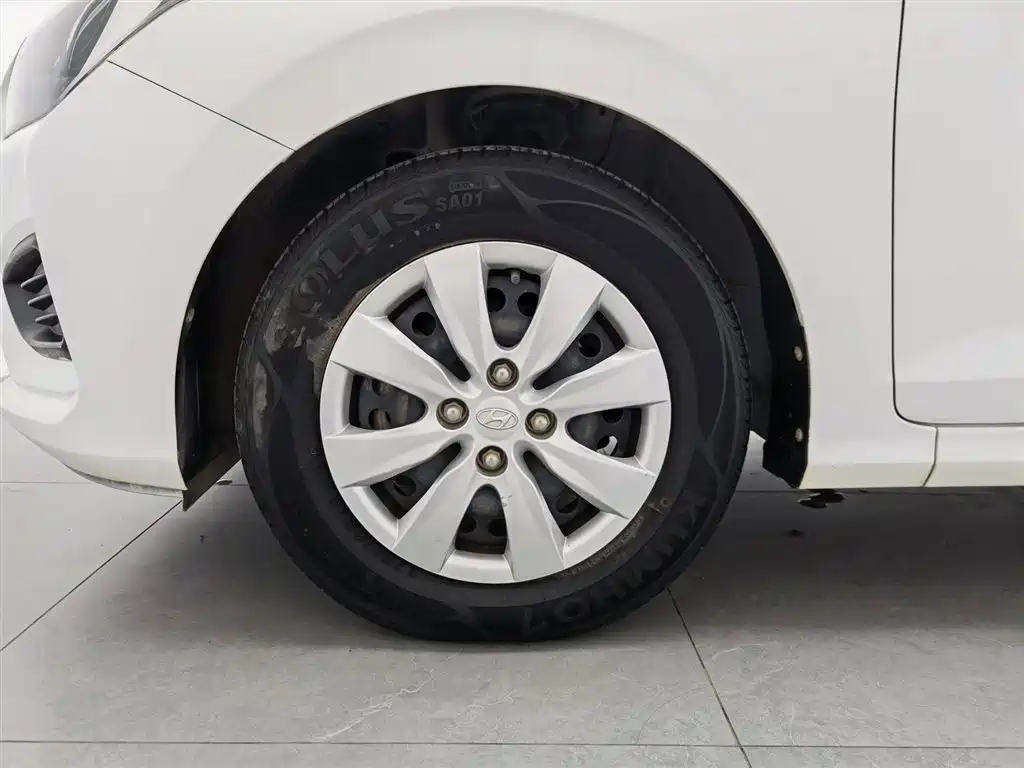 Hyundai Verna 2017 1.4L Manual Renewal Edition China VI фото 17