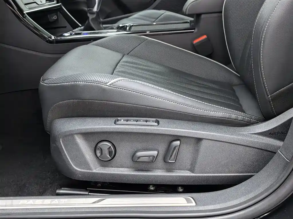 Volkswagen Passat 2023 330TSI Luxury Edition фото 20