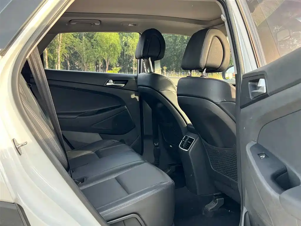Hyundai Tucson 2018 1.6T DCT 2WD 15th Anniversary Special Edition фото 15