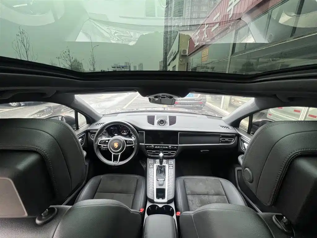 PORSCHE MACAN