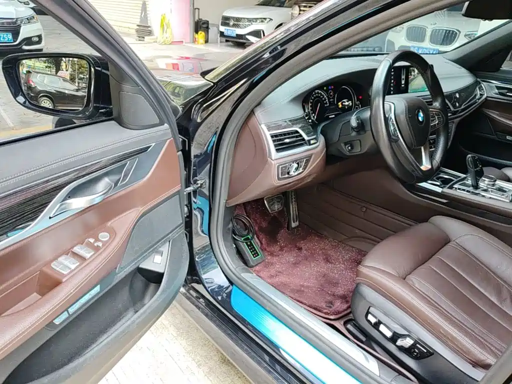 Фото 16 - BMW 7 Series