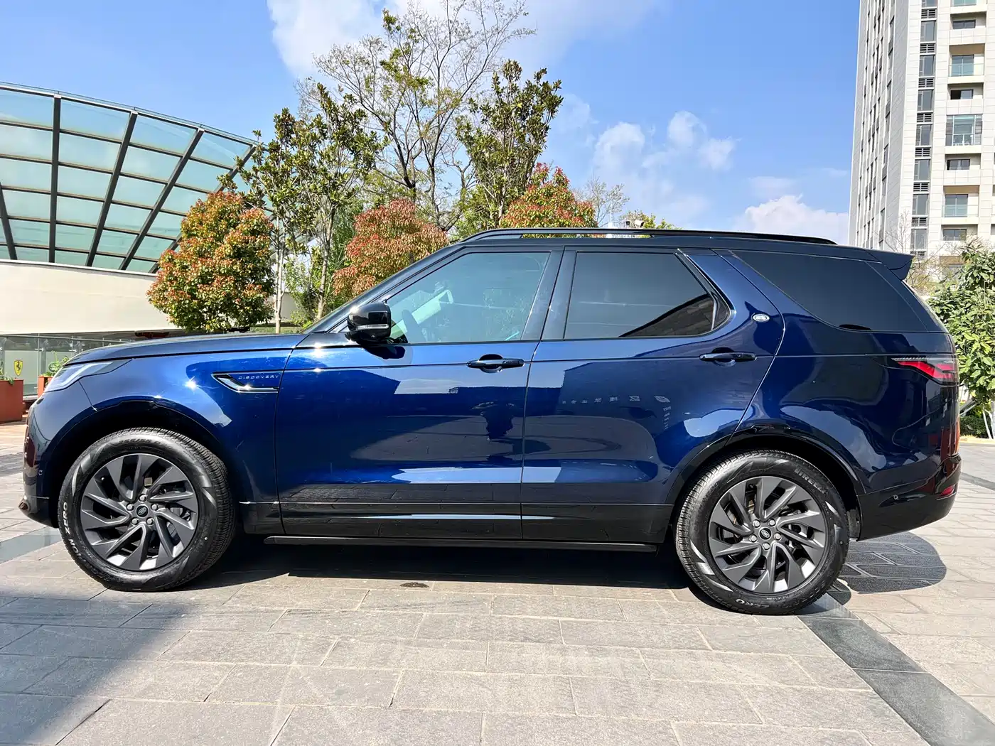 Land Rover Discovery 2023 Facelift 360PS R-Dynamic S фото 3