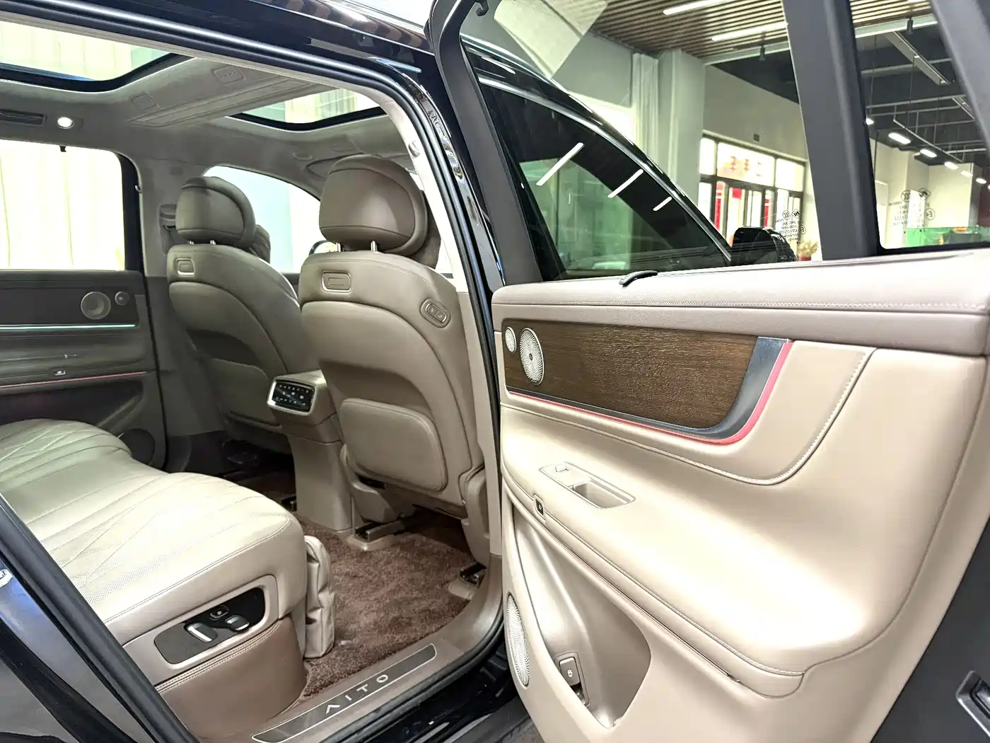 AITO Wenjie AITO M9 2024 Model Extended Range Ultra Edition 52kWh 5-Seater фото 13