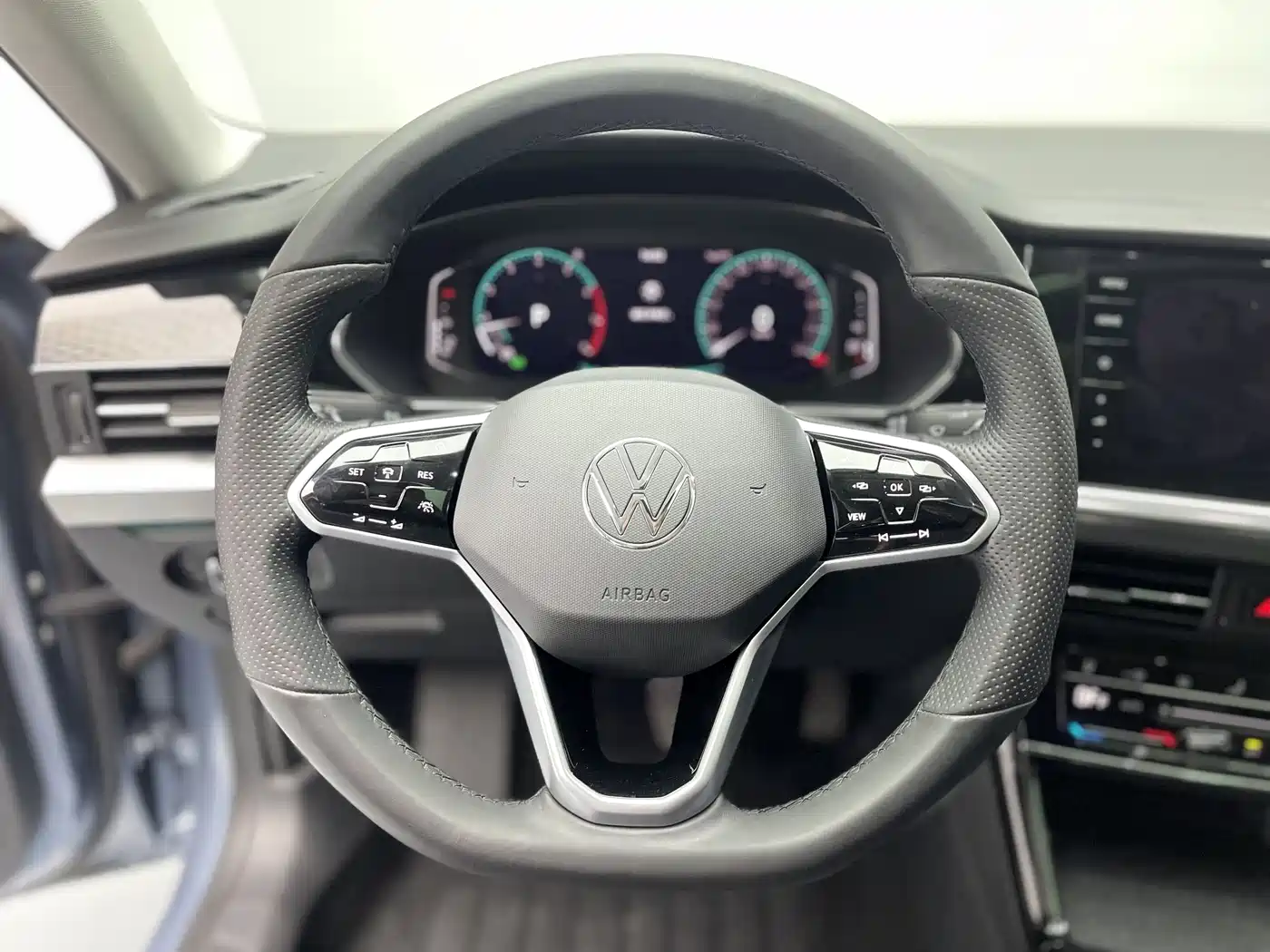 Volkswagen Passat 2022 330TSI Luxury Edition фото 14