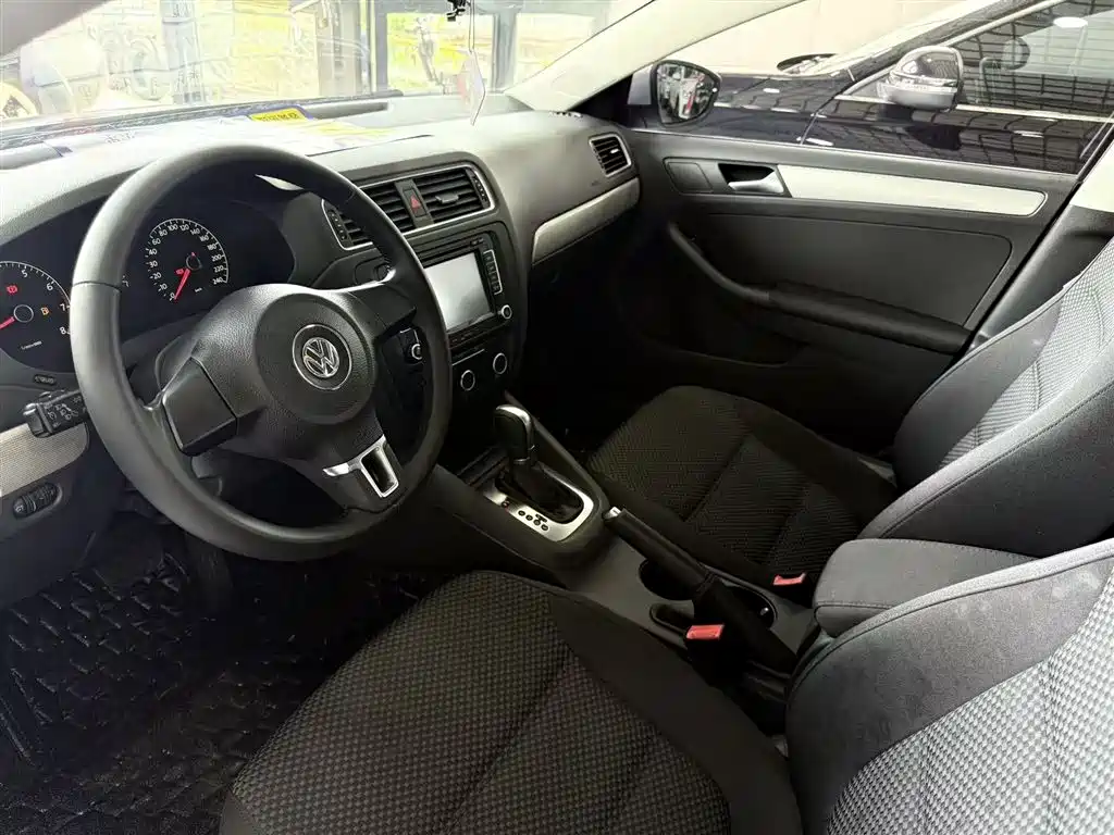 Volkswagen Sagitar 2015 1.6L Automatic Comfort фото 18