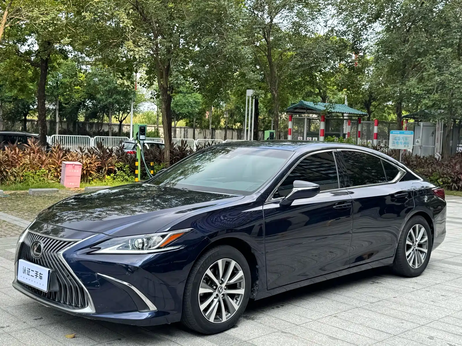 Фото 1 - Lexus ES