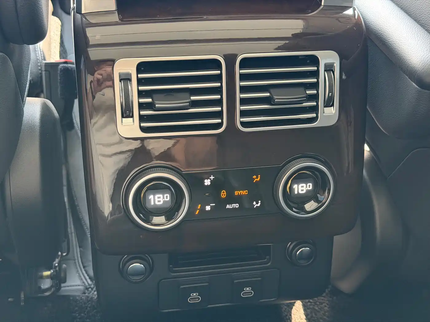 Land Rover Range Rover 2022 3.0 L6 360PS Golden Age Edition фото 15