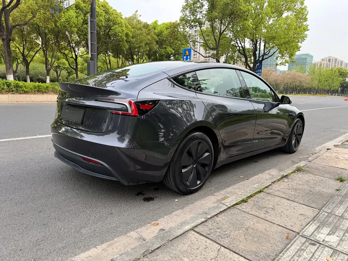 TESLA MODEL 3