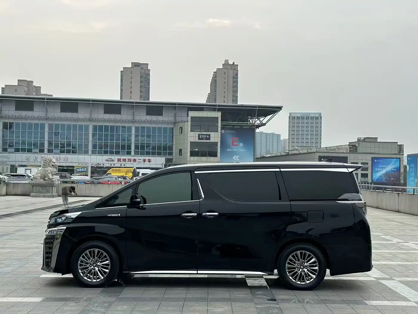 Toyota Vellfire 2021 Crown Hybrid 2.5L HV Supreme Edition фото 5