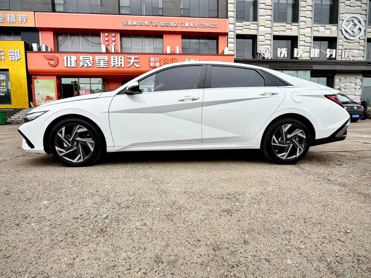 Hyundai Elantra 2023 Model 1.5L CVT LUX Premium Edition фото 8