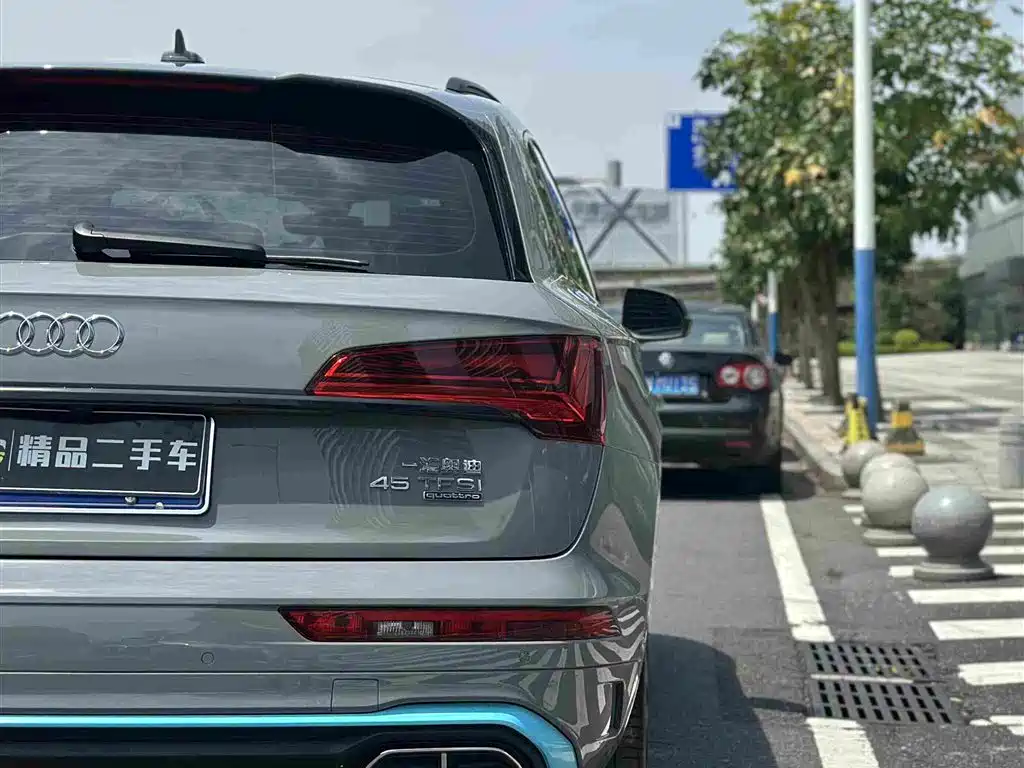 Фото 11 - Audi Q5L