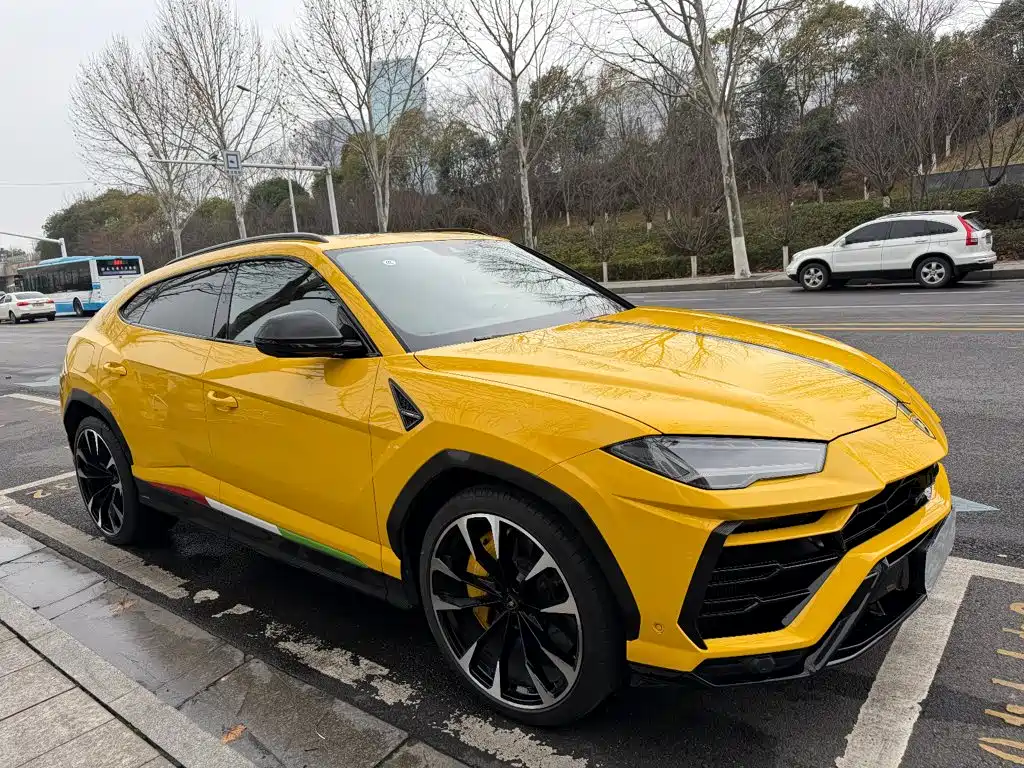 Фото 11 - Lamborghini Urus