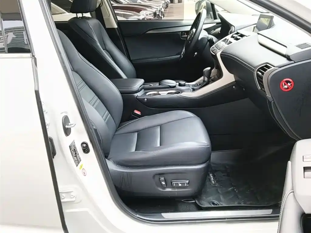 Lexus NX 2015 300h FWD Luxury фото 20