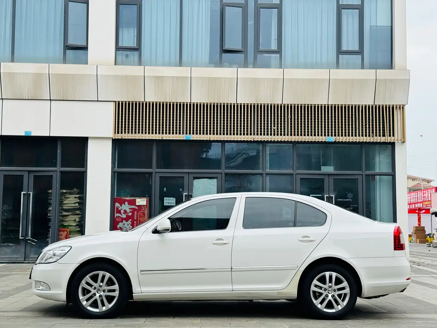 Škoda Octavia 2014 1.6L Auto Yijun Edition фото 4