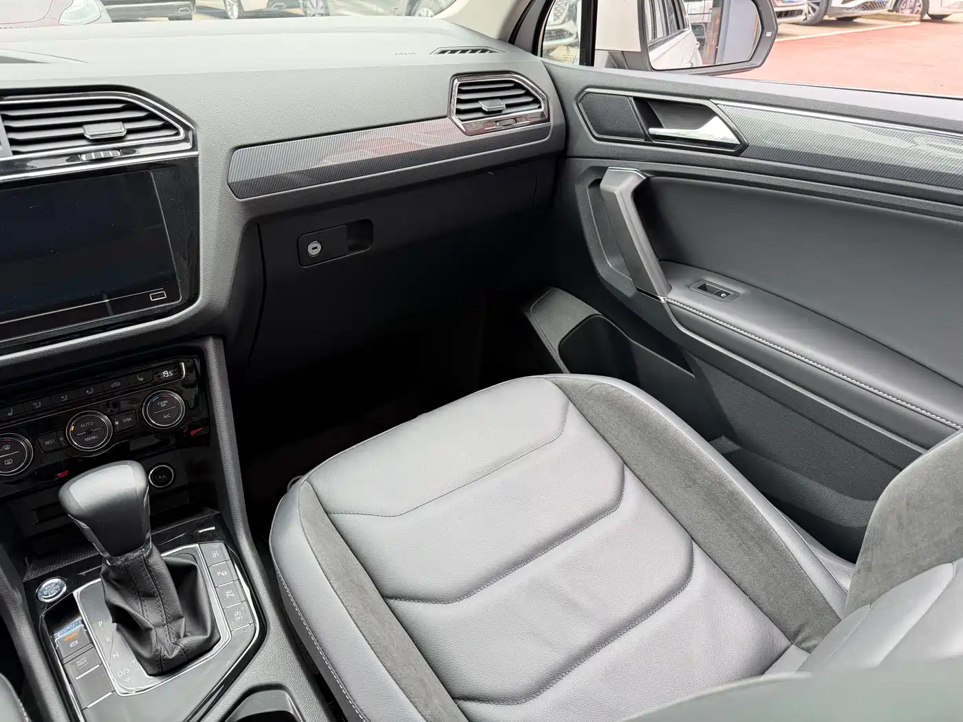Volkswagen Tiguan L 2021 330TSI Automatic 2WD R-Line Premium фото 11