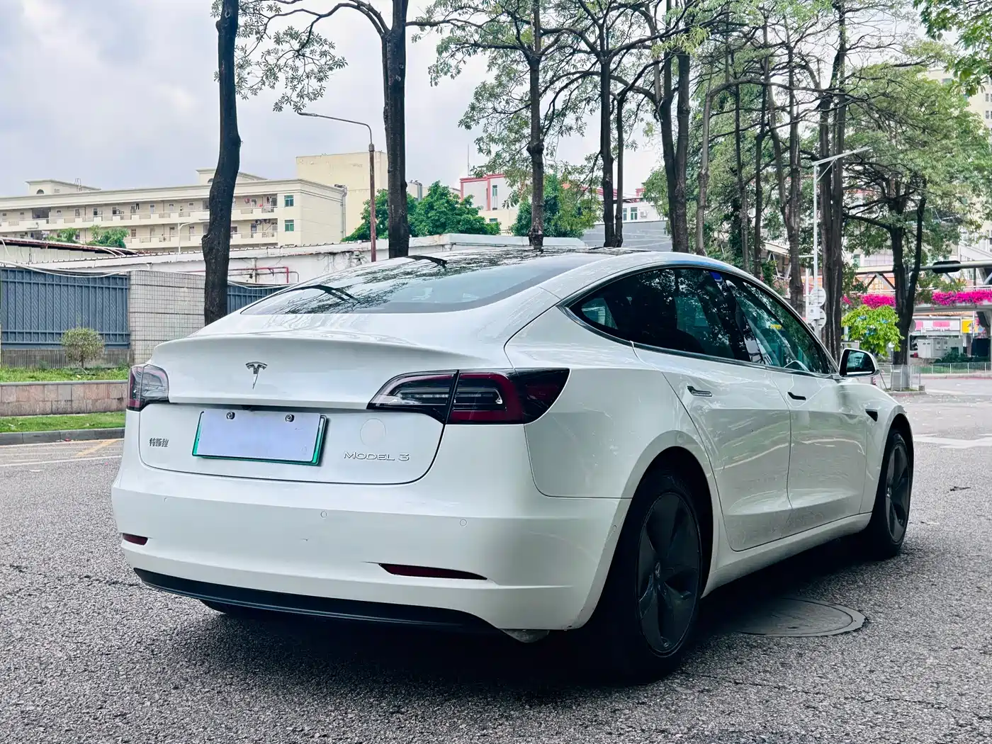 TESLA MODEL 3
