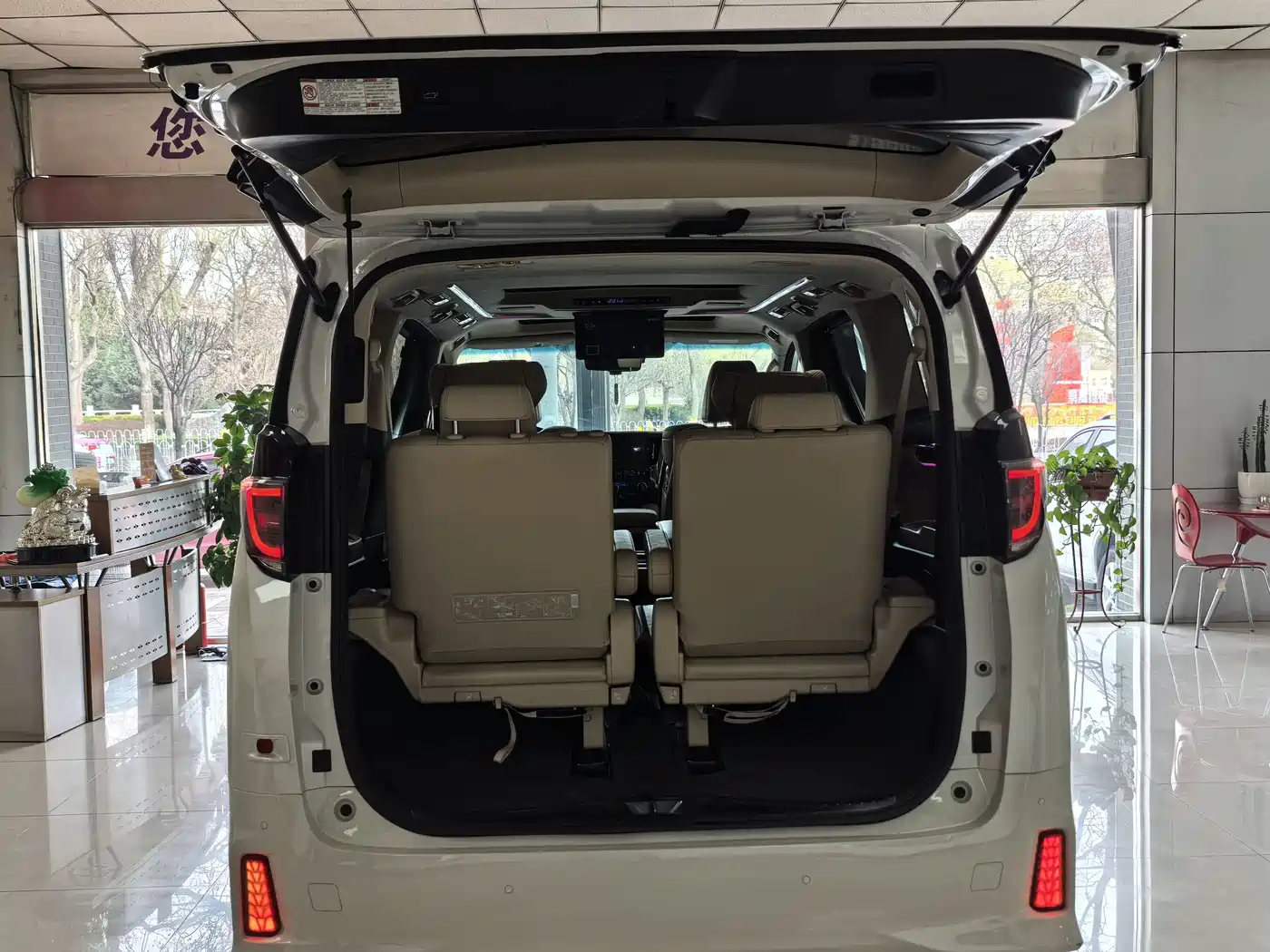 Toyota Alphard 2021 Hybrid 2.5L Luxury фото 20