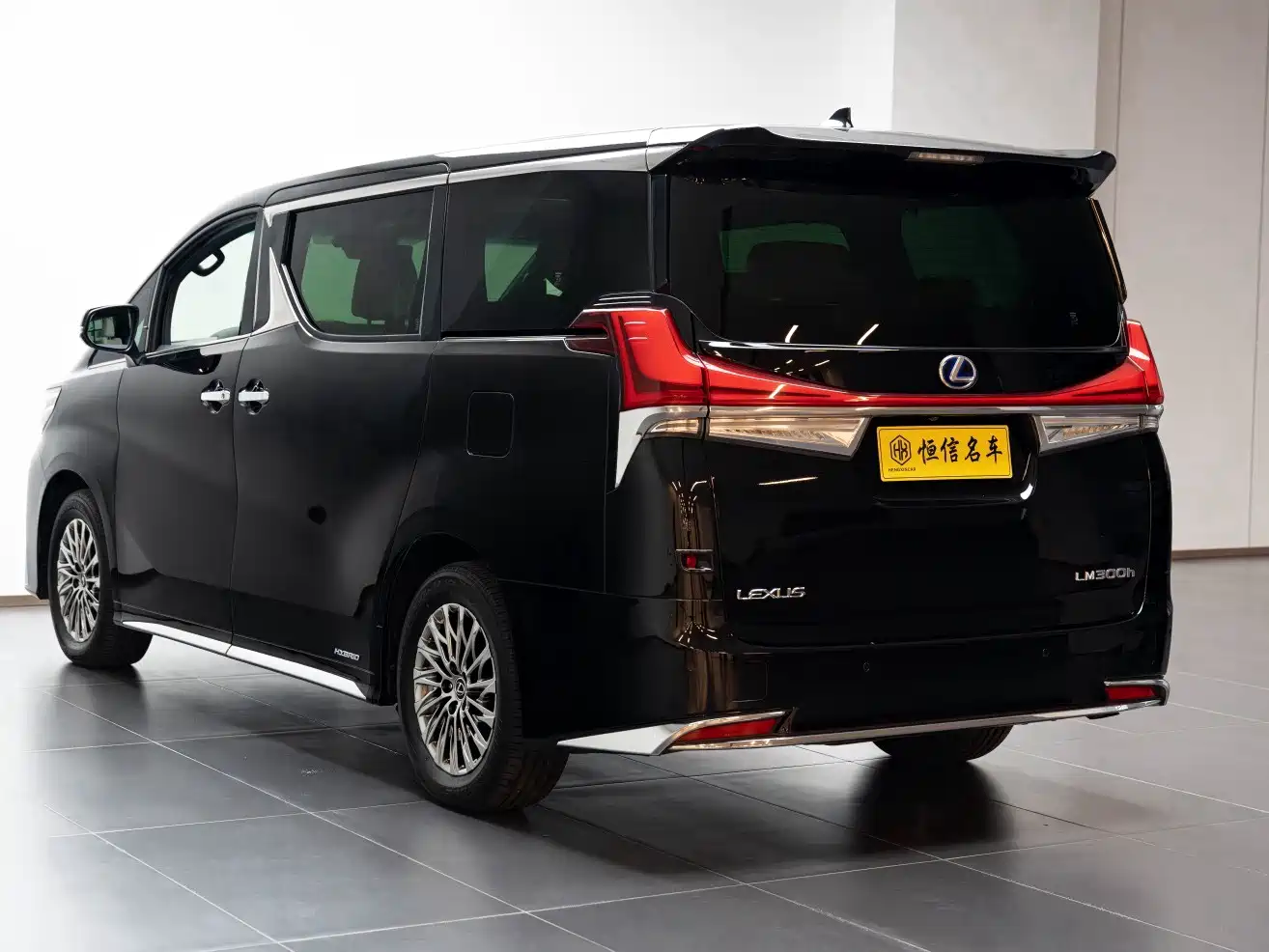 Lexus LM 2020 300h Seven-Seater Elegance Edition фото 5