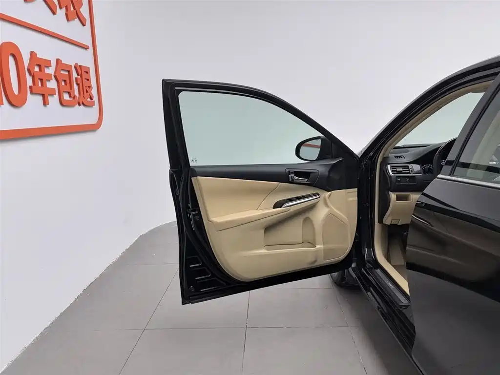 Toyota Camry 2016 2.0G 10th Anniversary Leading Edition фото 8