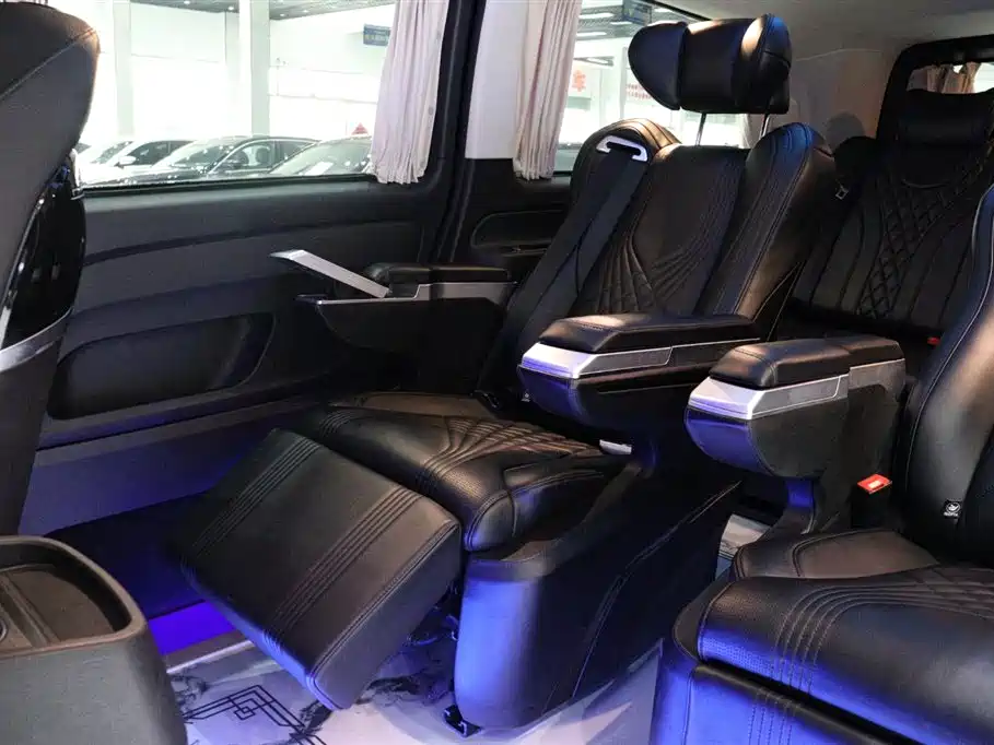 Mercedes-Benz Vito 2023 2.0T Business 7-Seater фото 14