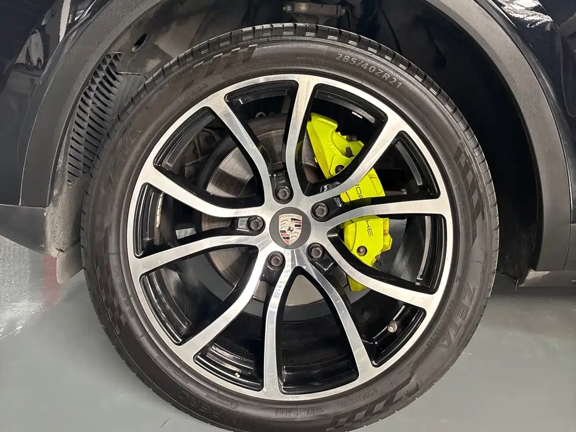 Photo 7 - Porsche Cayenne New Energy