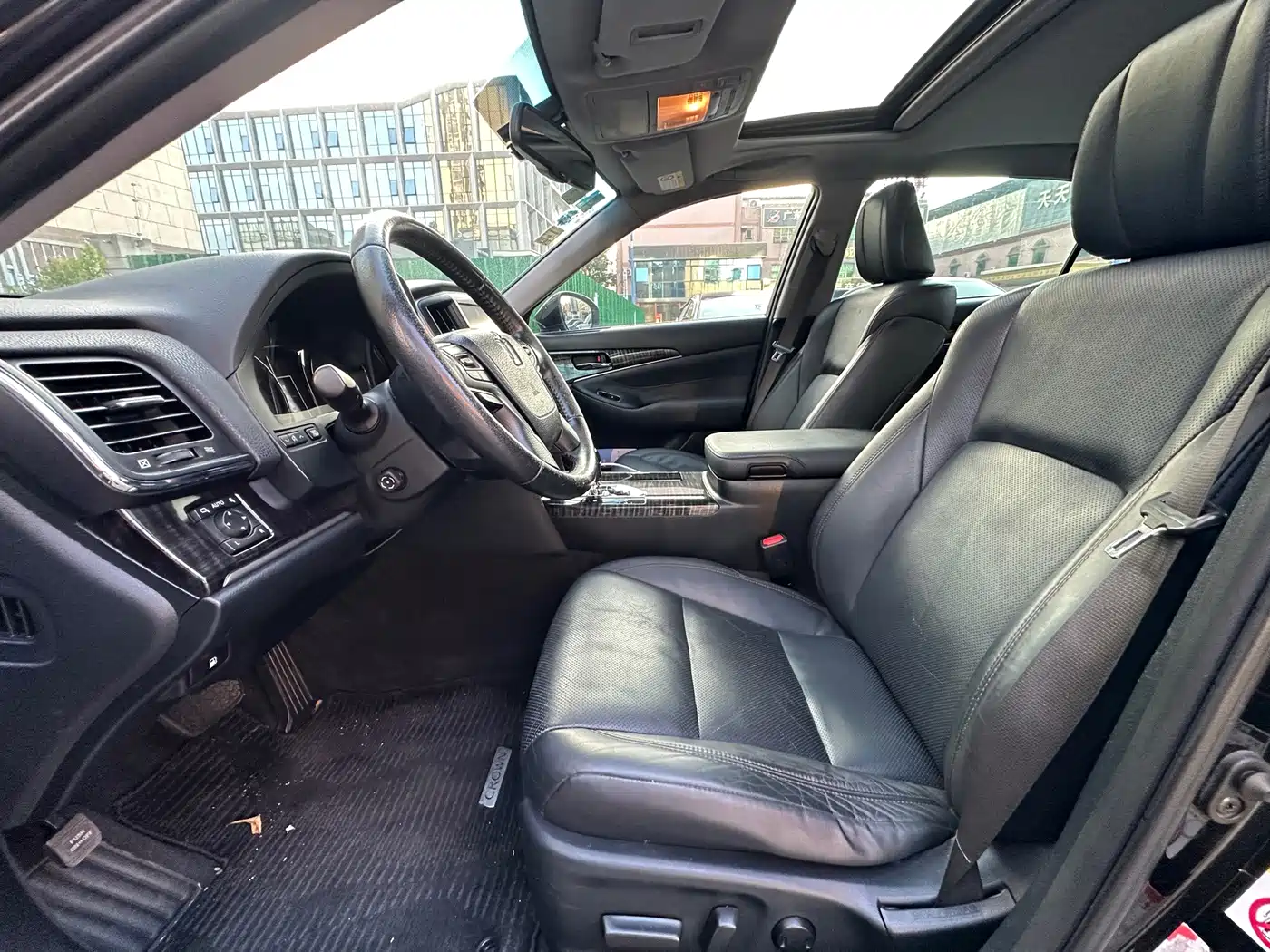 Фото 3 - Toyota Crown