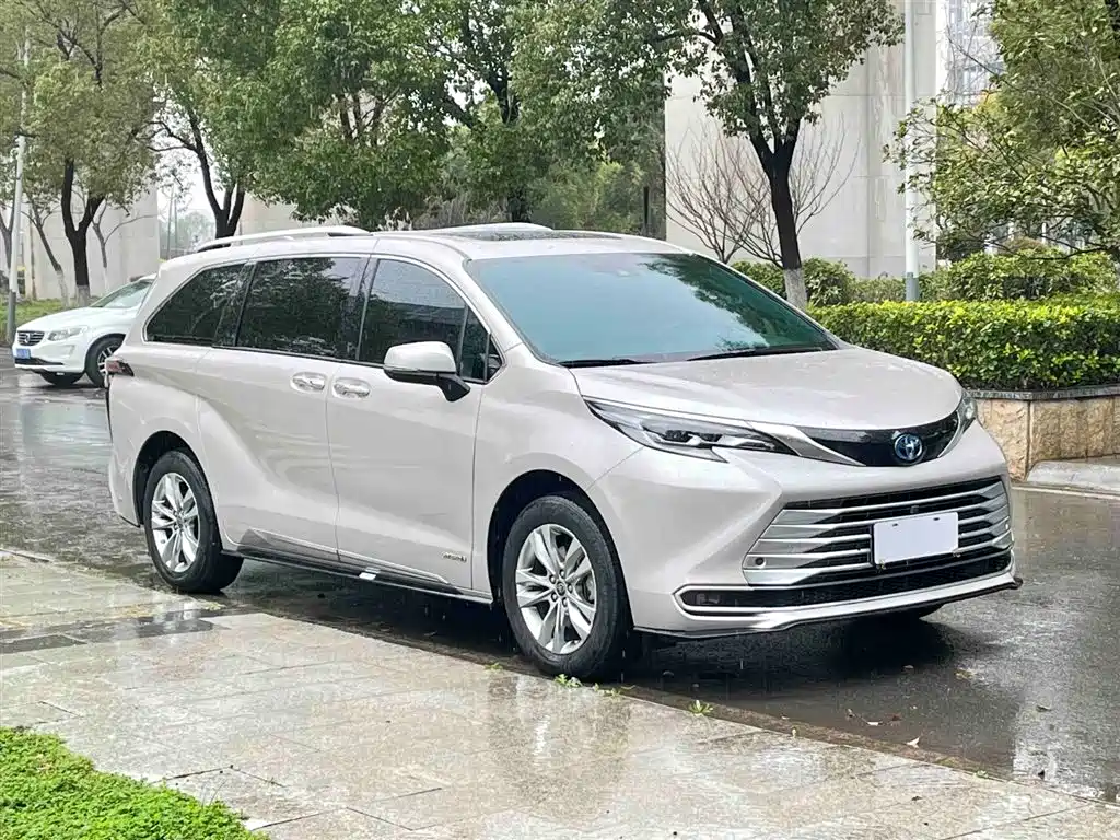 Toyota Sienna 2021 2.5L Hybrid Platinum Edition фото 4