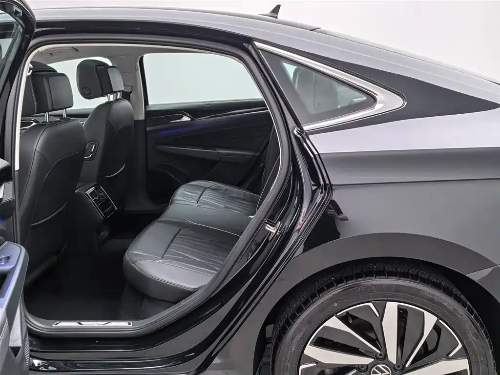 Volkswagen Passat 2023 330TSI Luxury Edition фото 15