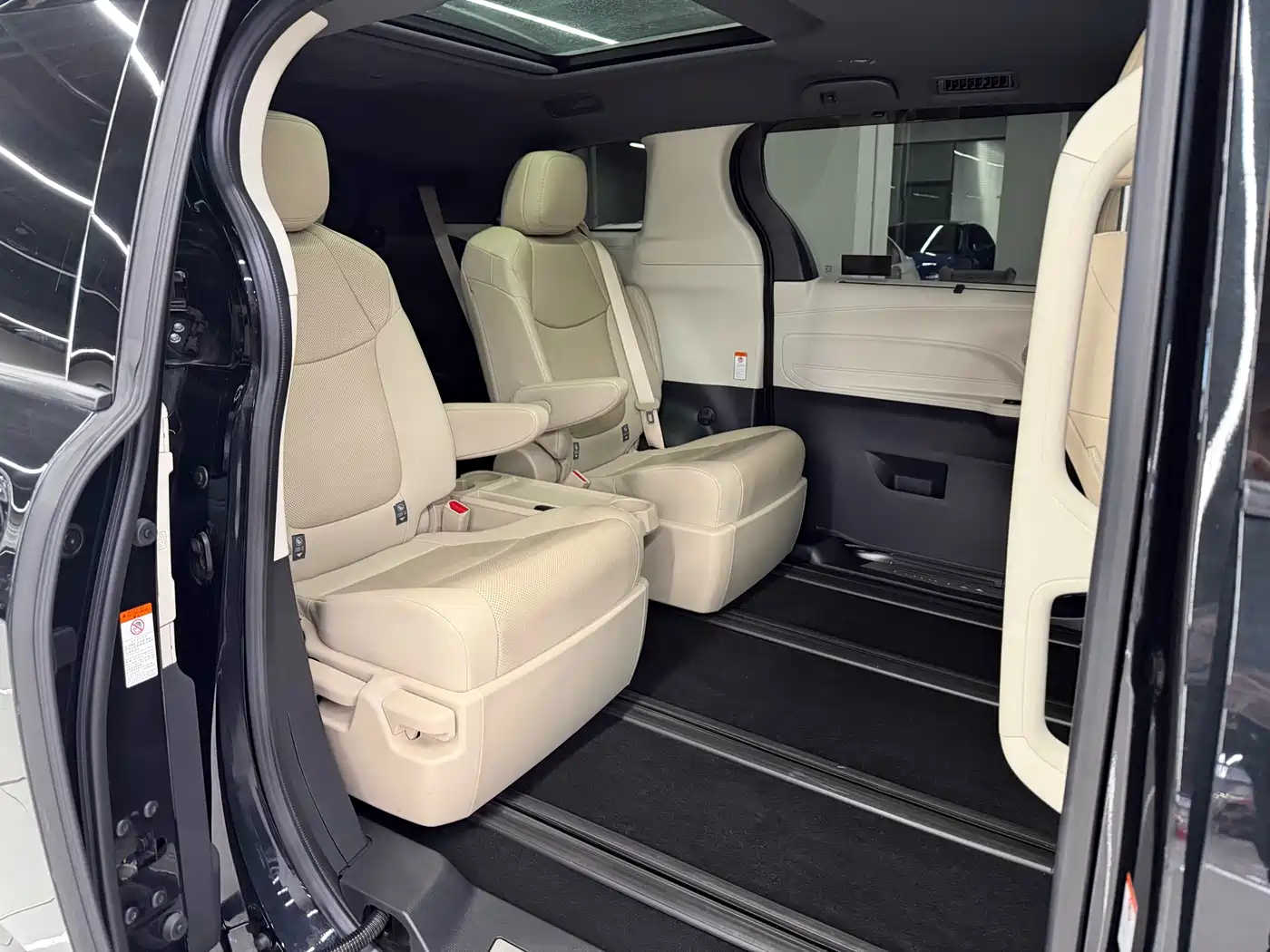 Toyota Granvia 2023 2.5L Hybrid Prestige PLUS Edition фото 15